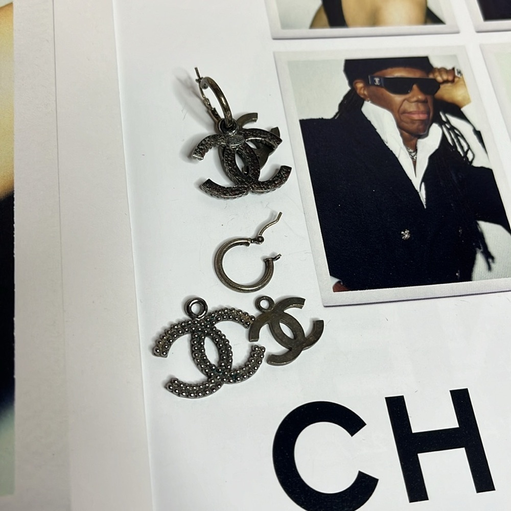 CHANEL VINTAGE METAL EARRINGS - Picture 8 of 9